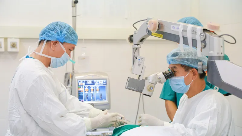 Các bác sĩ đang phẫu thuật cho bệnh nhân có bệnh lý về mắt