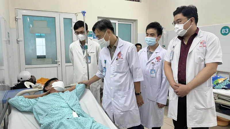 Các bác sĩ đang thăm khám cho người bệnh