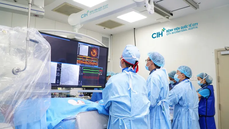Các bác sĩ Bệnh viện CIH đang can thiệp tim mạch cho người bệnh