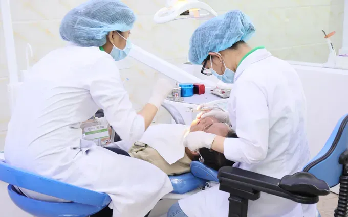 Bác sĩ nha khoa đang thăm khám cho khách hàng