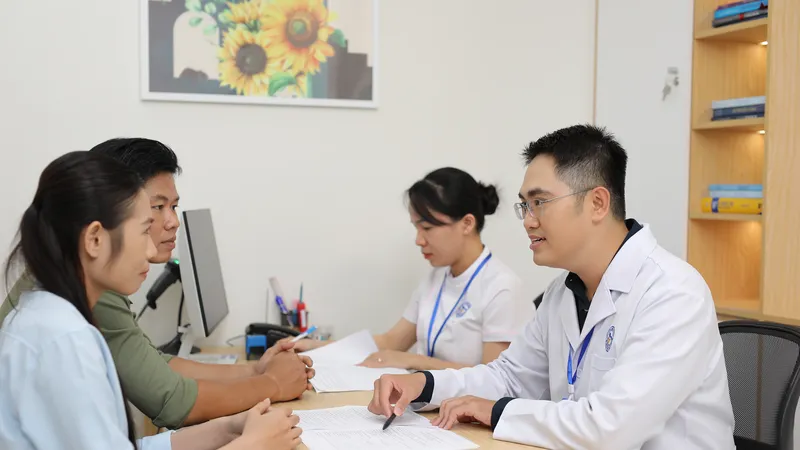 Bác sĩ Lý Thiện Trung, Trưởng Trung tâm IVF Quốc Ánh đang tư vấn bệnh nhân