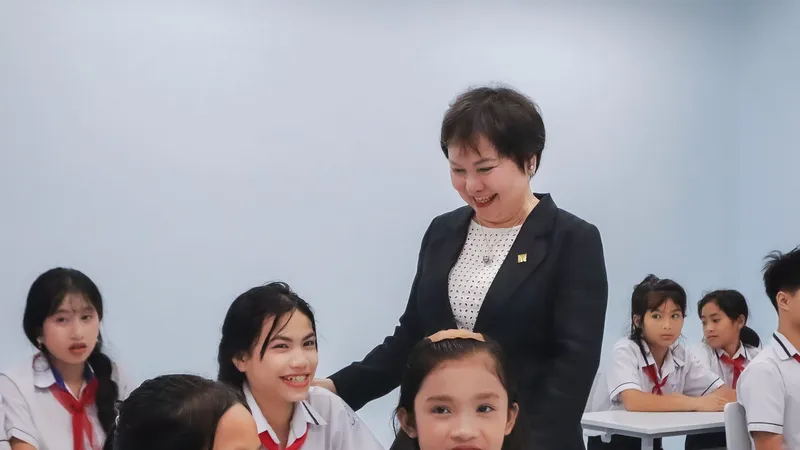 Bà Cao Thị Ngọc Dung, Chủ tịch Hội đồng Quản lý Quỹ Niềm tin vàng thăm hỏi, động viên các em học sinh trong ngôi trường mới