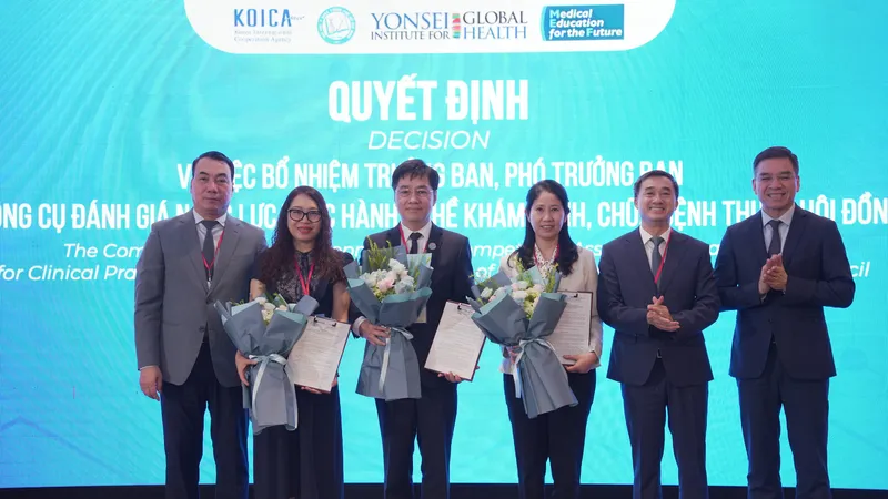 Thứ trưởng Bộ Y tế Trần Văn Thuấn trao quyết định bổ nhiệm nhân sự xây dựng bộ công cụ đánh giá năng lực thực hành nghề khám chữa bệnh thuộc Hội đồng y khoa Quốc gia