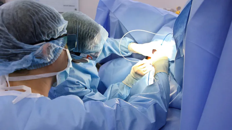 Bác sĩ đang phẫu thuật cho bệnh nhân mắc trĩ nhờ ứng dụng công nghệ laser