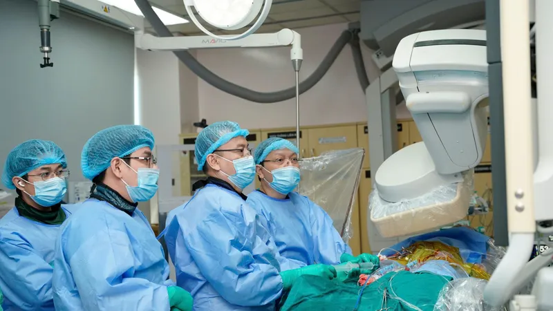 PGS-TS-BS Nguyễn Hoàng Định cùng ekip thực hiện kỹ thuật TAVI cho người bệnh