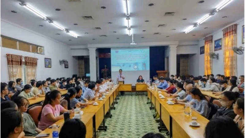 TS-BS Huỳnh Minh Chín, Phó Giám đốc Sở Y tế phát biểu tại buổi bốc thăm phân bổ bác sĩ khóa 4 của chương trình thực hành tại trạm y tế