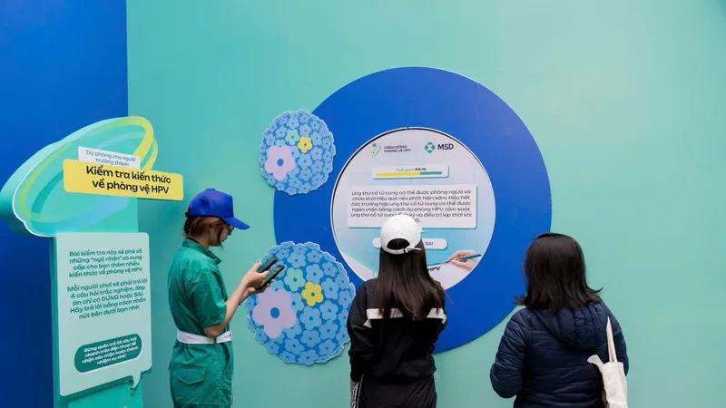 Các bạn trẻ tìm hiểu kiến thức về HPV