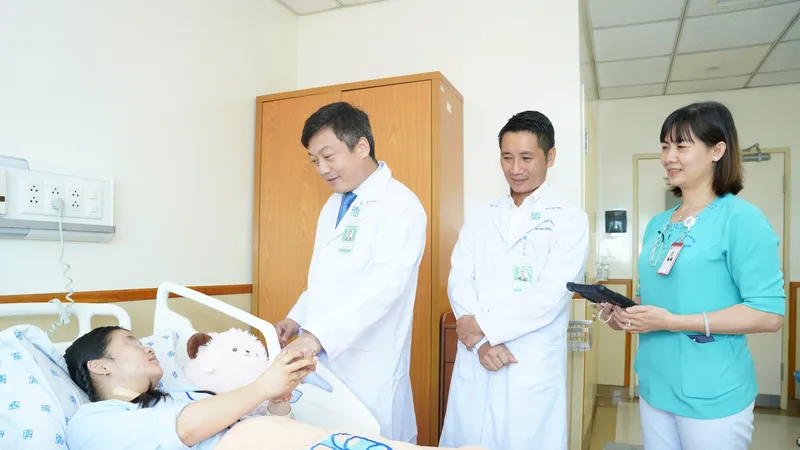 PGS-TS-BS Võ Duy Long, Phó Trưởng khoa Ngoại Tiêu hoá, Bệnh viện Đại học Y Dược TPHCM đang thăm khám cho người bệnh