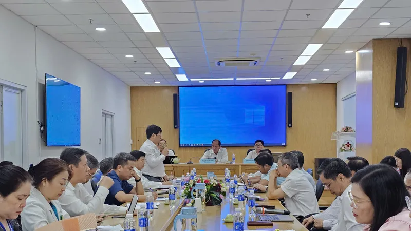 Các lãnh đạo bệnh viện thảo luận tại buổi làm việc