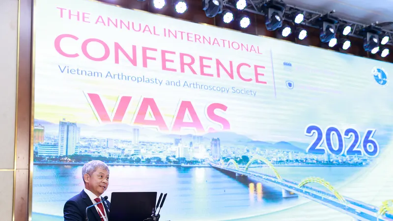 TS-BS Tăng Hà Nam Anh báo cáo tại hội nghị