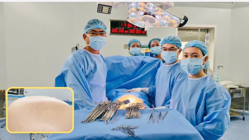 Các bác sĩ đang phẫu thuật cho bệnh nhân