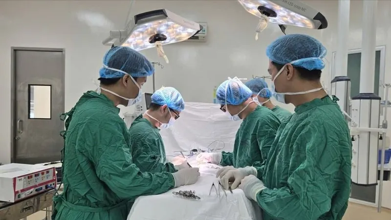 Các bác sĩ Bệnh viện Nhân dân 115 đang phẫu thuật cho người bệnh