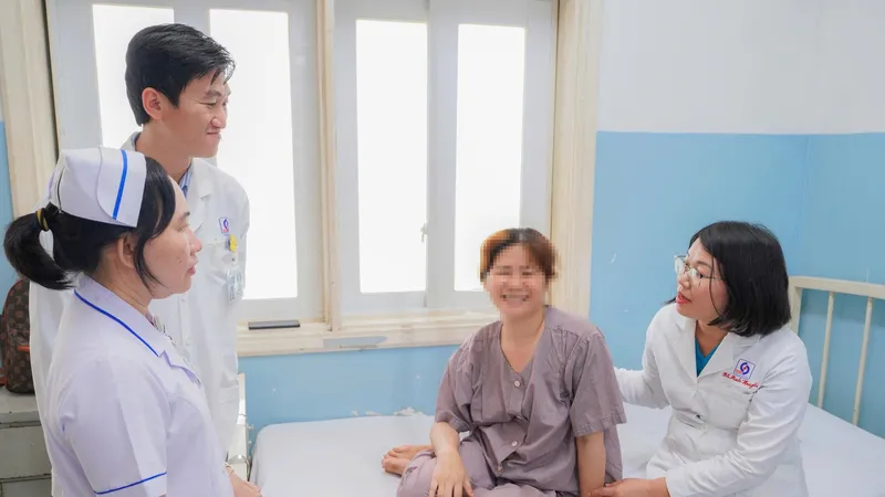 Các bác sĩ đang thăm khám cho người bệnh