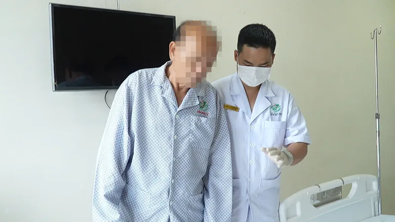 Nhân viên y tế đang hướng dẫn người bệnh phục hồi chức năng sau ngưng tim