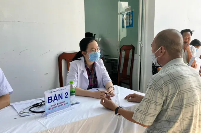 Nhân viên Trung tâm y tế Nhà Bè đang thăm khám cho người bệnh