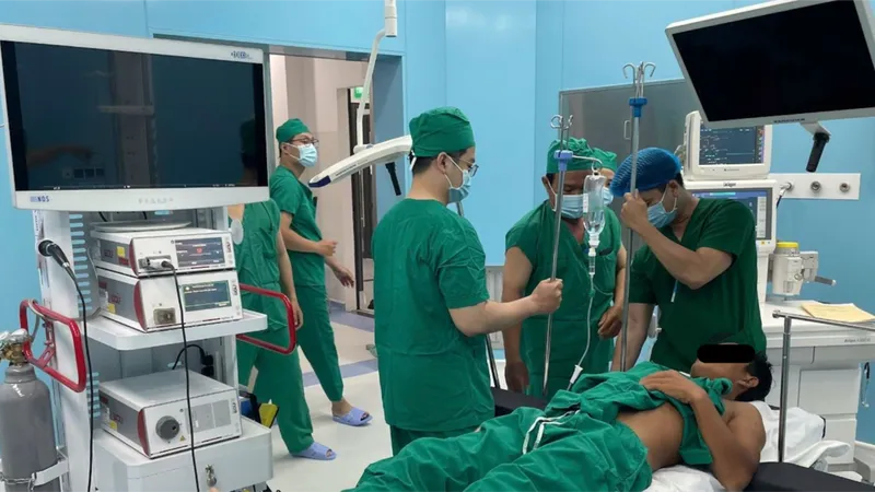 Ekip bác sĩ phẫu thuật và gây mê của Bệnh viện Bình Dân và Trung tâm y tế Quân dân Y Côn đảo chuẩn bị cho ca phẫu thuật nội soi đầu tiên tại Côn Đảo 
