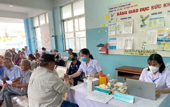 Nhân viên y tế đang lấy máu kiểm tra sức khỏe cho người cao tuổi xã An Nhơn Tây, TPHCM