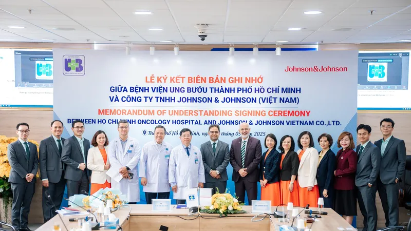 Đại diện Bệnh viện Ung bướu TPHCM và Johnson & Johnson Việt Nam tại buổi ký kết