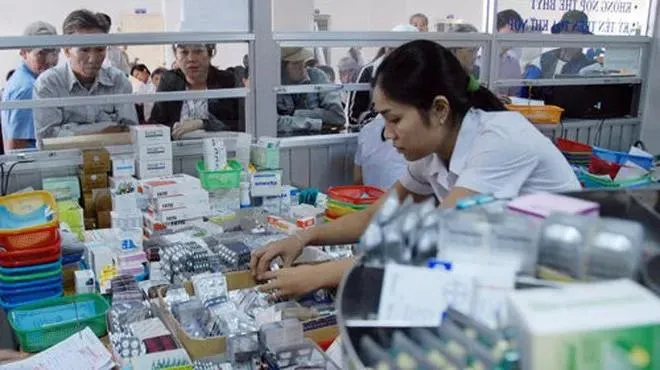 Dược sĩ đang phân loại thuốc tại một bệnh viện trên địa bàn TPHCM