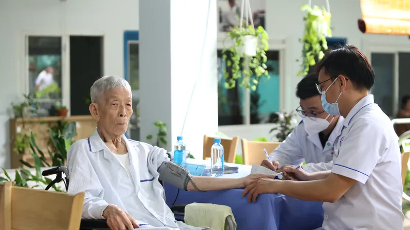 Nhân viên y tế đang thăm khám sức khỏe cho người cao tuổi tại Viện dưỡng lão Tâm An (TPHCM)