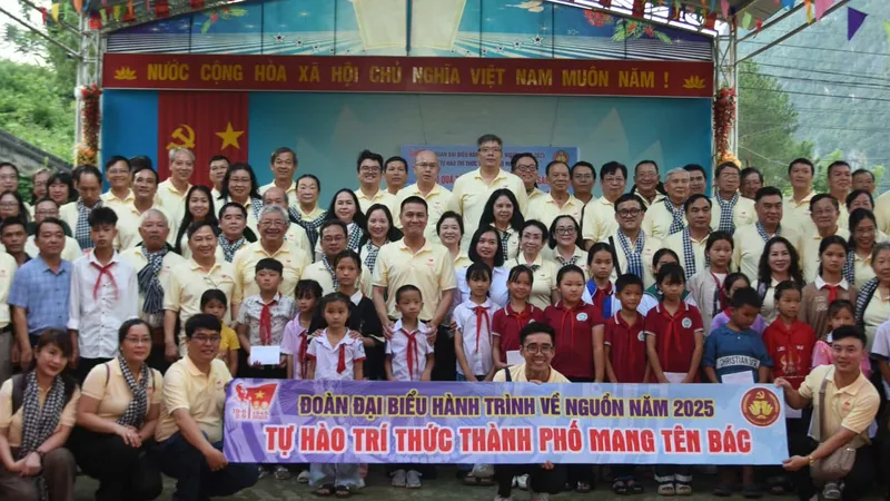 Đoàn hành trình về nguồn của đội ngũ trí thức thành phố chụp hình lưu niệm với người dân xã Nguyễn Huệ, tỉnh Cao Bằng