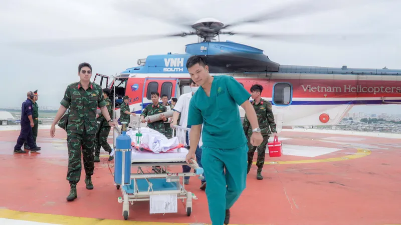 Ekip cấp cứu vận chuyển người bệnh từ sân đỗ trực thăng vào khoa để điều trị