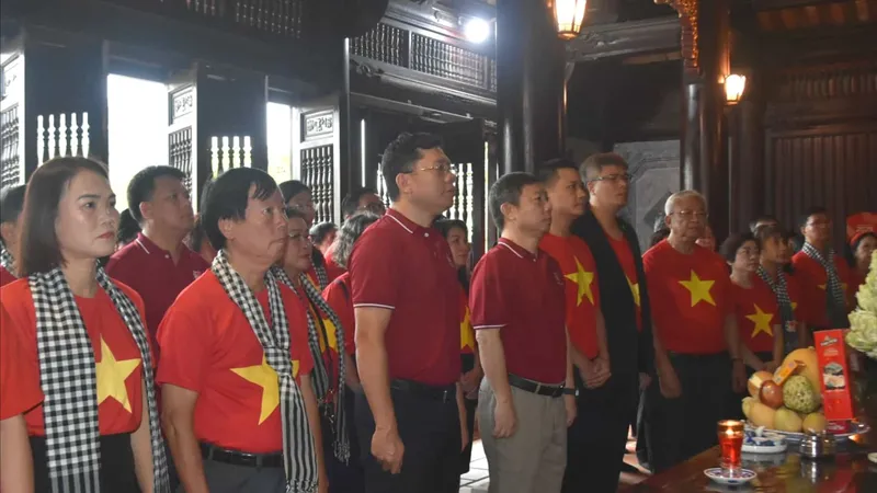 Đồng chí Dương Anh Đức, Trưởng Ban Tuyên giáo và Dân vận Thành ủy TPHCM, cùng đoàn công tác tưởng niệm Chủ tịch Hồ Chí Minh tại Đền thờ Bác Hồ (tỉnh Tuyên Quang)