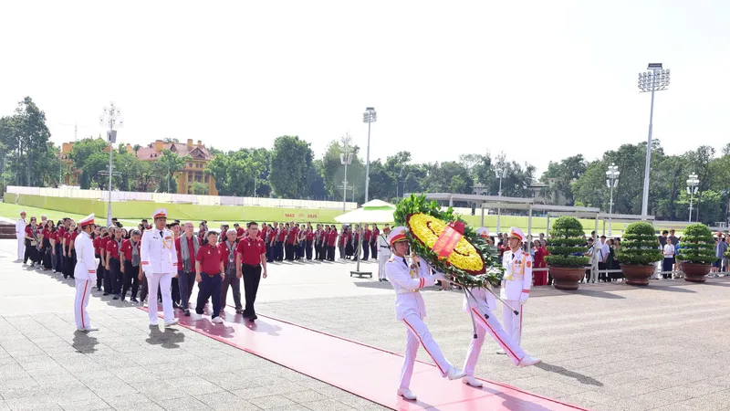 Đoàn hành trình về nguồn “Tự hào trí thức Thành phố mang tên Bác” vào lăng viếng Chủ tịch Hồ Chí Minh Ảnh: MINH THI