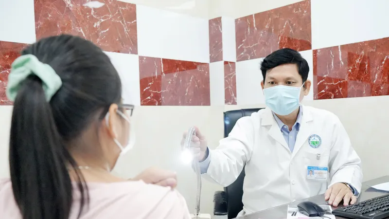 Bác sĩ đang thăm khám cho người bệnh