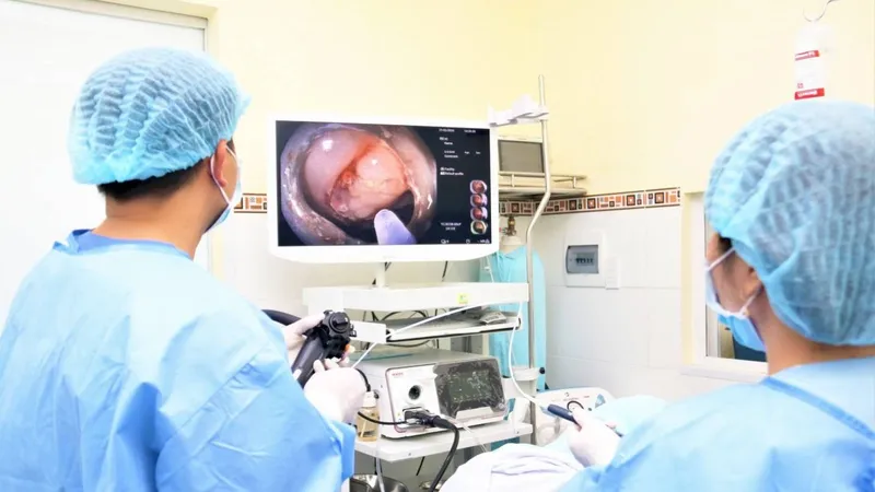 Bác sĩ nội soi cho người bệnh