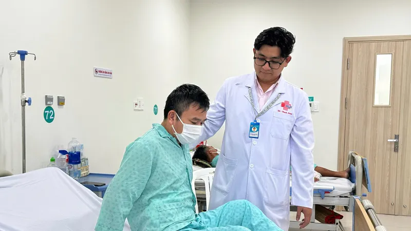 Bác sĩ thăm khám cho người bệnh sau phẫu thuật