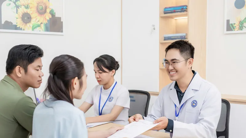 Bác sĩ thăm khám cho vợ chồng trẻ bị hiếm muộn
