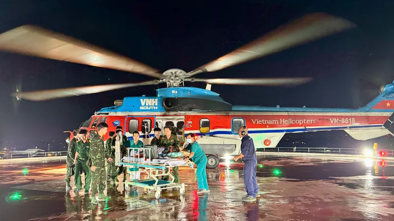 Trực thăng EC-225 mang số hiệu VN-8618 vận chuyển người bệnh từ đảo Thuyền Chài về đất liền điều trị