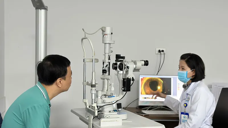 BS Nguyễn Thị Thùy Tiên thăm khám cho người bệnh sau phẫu thuật