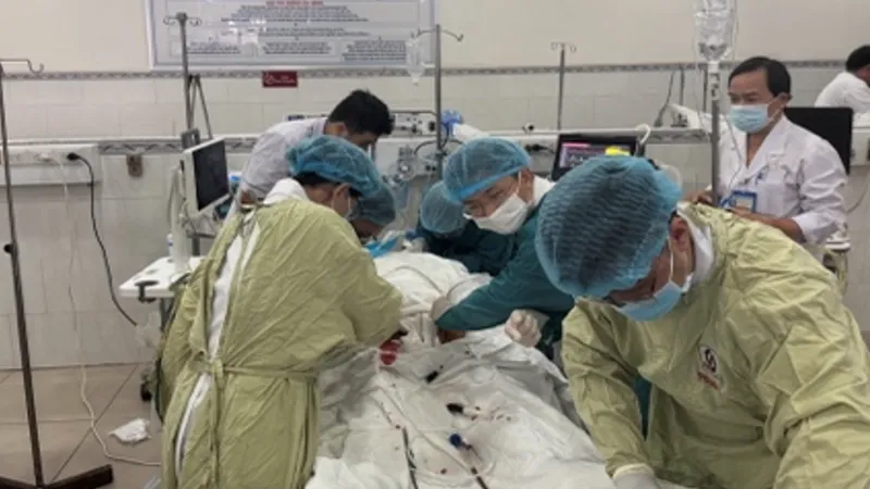 Ê kíp ECMO của Bệnh viện Nhân Dân Gia Định phối hợp ê kíp cấp cứu của Bệnh viện Đa khoa Sài Gòn tiến hành kỹ thuật E-PCR cho người bệnh