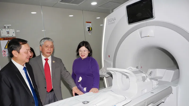 Đồng chí Huỳnh Thành Đạt, Phó trưởng Ban Tuyên giáo và Dân vận Trung ương và đồng chí Văn Thị Bạch Tuyết, Phó Bí thư Thành ủy TPHCM tham quan Trung tâm MRI 3.0 Bệnh viện Từ Dũ. Ảnh: HOÀNG HÙNG