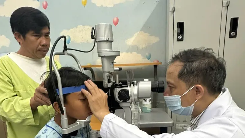 Bé trai bị móc câu cá xuyên thấu nhãn cầu