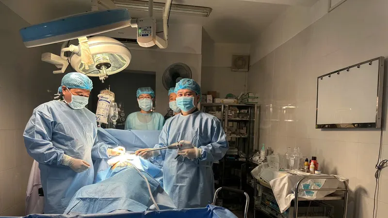 Các bác sĩ phẫu thuật cho người bệnh
