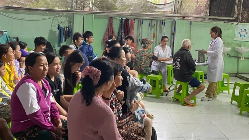 Bác sĩ Bệnh viện An Bình (TPHCM) đang thăm khám cho người dân vùng lũ