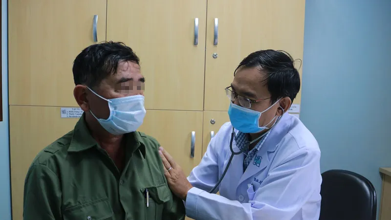 PGS-TS-BS Nguyễn Như Vinh thăm khám cho người bệnh