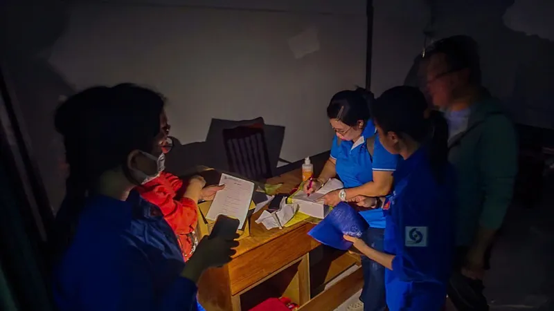 Các bác sĩ đang thăm khám cho người dân vùng lũ tỉnh Đắk Lắk