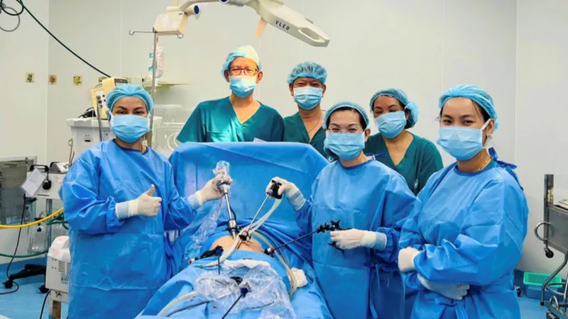 Các bác sĩ mổ cấp cứu cho sản phụ