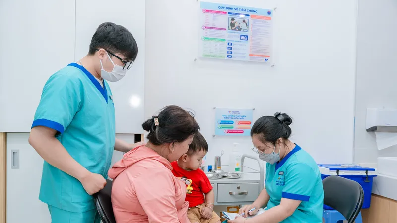 Người dân tiêm vaccine phòng bệnh trong giai đoạn chuyển mùa tại một cơ sở tiêm chủng trên địa bàn TPHCM