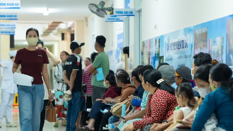 Người dân chờ khám chữa bệnh tại Bệnh viện Từ Dũ cơ sở 2 (Cần Giờ)