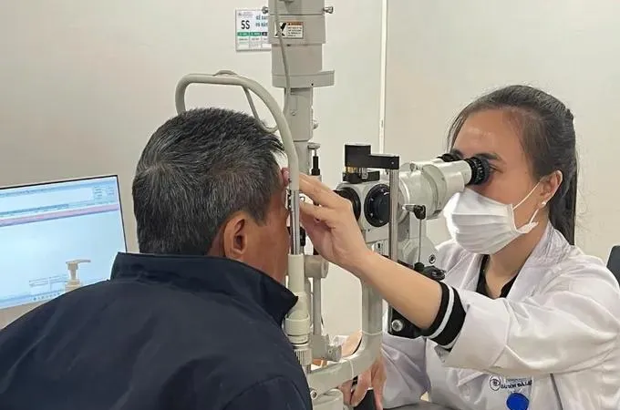 Hơn 30% sinh viên ở các trường đại học mắc tật khúc xạ