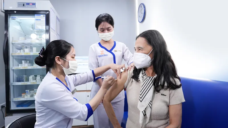 Người dân tiêm vaccine phòng virus hợp bào hô hấp