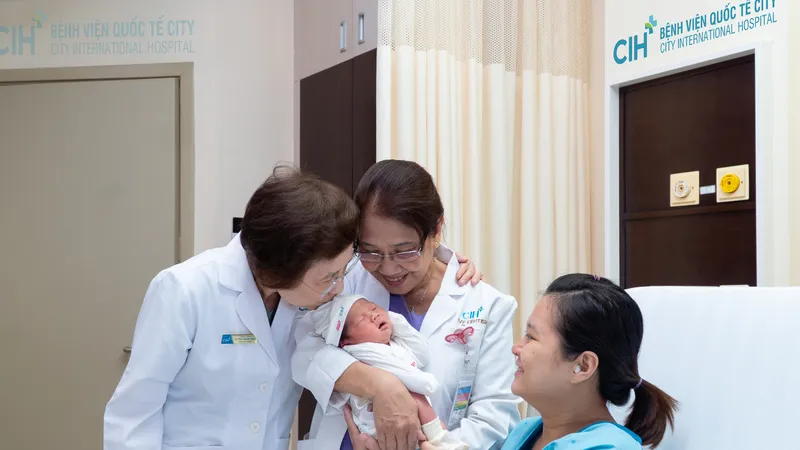 Các bác sĩ thăm khám cho mẹ con sản phụ