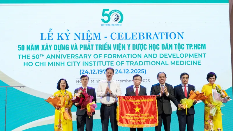Đồng chí Nguyễn Thành Trung, Phó Chủ tịch Thường trực Ủy ban MTTQ Việt Nam TPHCM tặng cờ thi đua cho Viện Y Dược học Dân tộc TPHCM