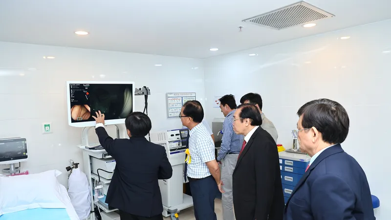 Các đại biểu tham quan hệ thống nội soi hiện đại, ứng dụng AI tại Bệnh viện Tâm Trí