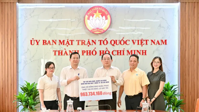Đại diện Bệnh viện Đại học Y Dược TPHCM trao tặng số tiền đóng góp của tập thể cán bộ, nhân viên y tế tới Ủy ban MTTQ Việt Nam TPHCM